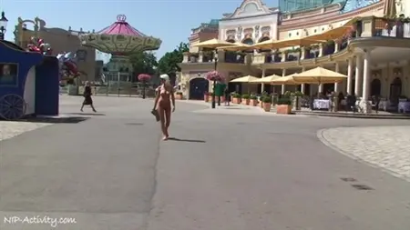 La rubia caminó desnuda en el parque de atracciones
