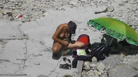 La niña afeita un coño en una playa nudista salvaje