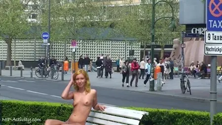La niña se desnudaba públicamente entre el parque