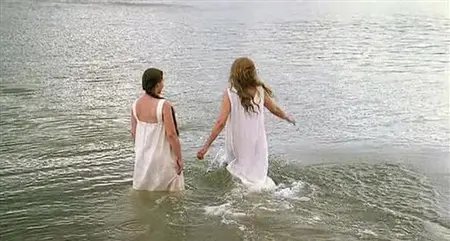 Las chicas decidieron tomar un descanso del trabajo y nadar en el lago