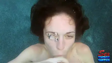 Chica debajo del agua hace una mamada fría