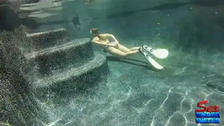 La chica de la máscara se hundió debajo del agua para posar desnuda