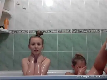 Representación erótica en el baño Dos niñas frente a una cámara web