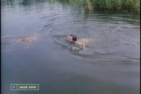 Chica desnuda flota en el lago con su novio