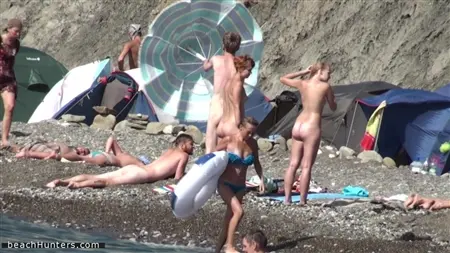 Las personas desnudas son tomadas en secreto en la playa