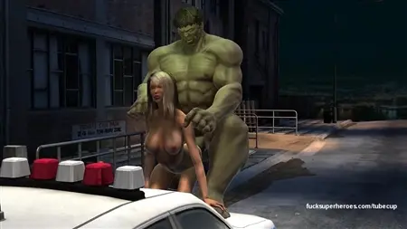 Hulk folla a un bebé en un auto de policía