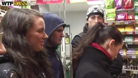 Los estudiantes de Kursk fueron a la tienda a buscar alcohol y recogieron perras jóvenes