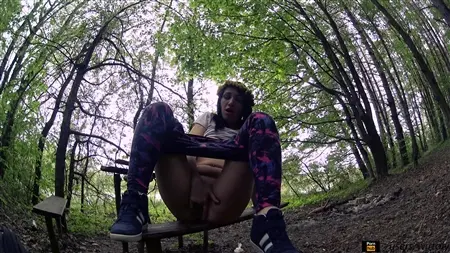 Masturbación de una niña rusa en un bosque tranquilo