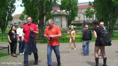Una linda rubia con una figura deportiva desnuda toma fotos con hombres