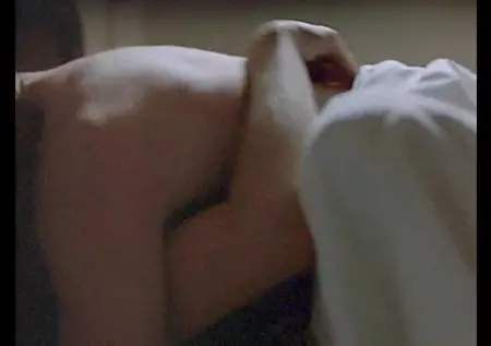 Moira Kelly desinteresadamente tiene sexo en la película Little Odessa