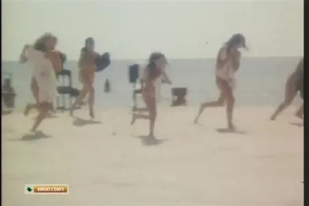 El marinero parece chicas locales que se bañan en el mar desnudas