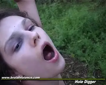 Un hombre folla a una chica con cáncer en el bosque y la hace chupar una polla
