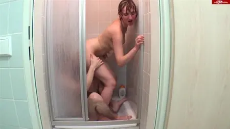 Sexo caliente frenético en la ducha con una belleza joven