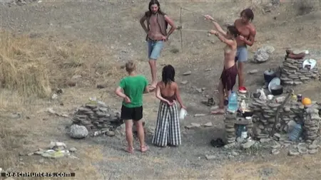 Los nudistas se desnudan en una playa desierta