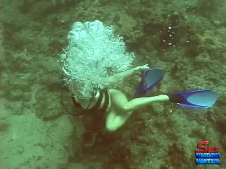 Un aqualangista desnudo está buscando tesoros en el fondo del océano