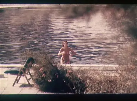 Anna Nazaryeva completamente desnuda nadando en el estanque