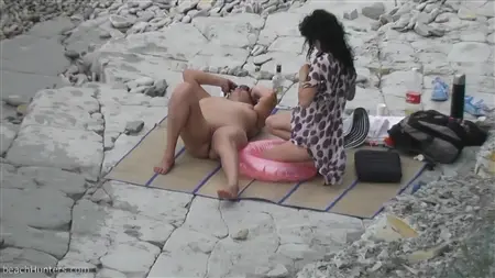 Novias cachondas con tetas desnudas relajarse en una playa desierta