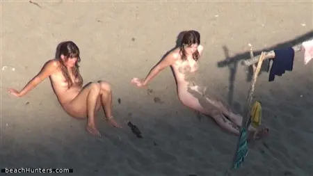 Las hermanas depravadas pasan unas vacaciones juntas en un resort nudista