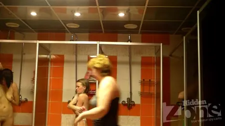 Chica rusa de barbilla roja no sabe que es filmada por una cámara oculta en una casa de baños