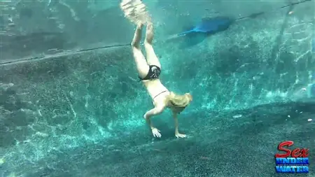 Samantha bajo el agua mostró su cuerpo