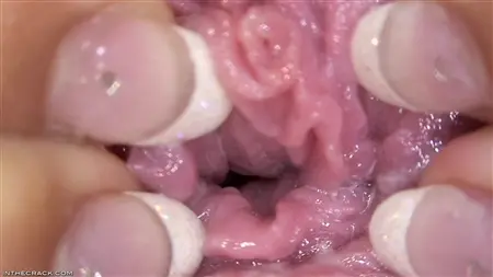 Sasha muestra la vagina cerrada y tocando el clítoris