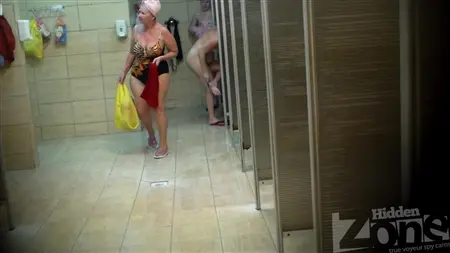 La cámara oculta en el baño toma diferentes tías sin ropa