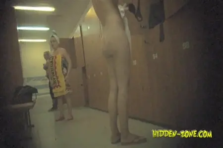 Cámara oculta en el vestuario del gimnasio dispara chicas desnudas