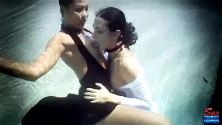 Virgin apasionada lame el coño de una novia bajo el agua
