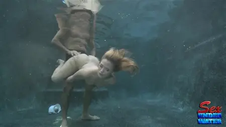 Chica delgada El chico folla bajo el agua