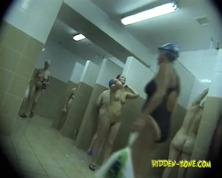 Detrás de las niñas y mujeres desnudas se espían a través de la cámara