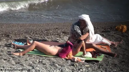 Los nudistas son cuidadosamente monitoreados en la playa a través de la cámara.